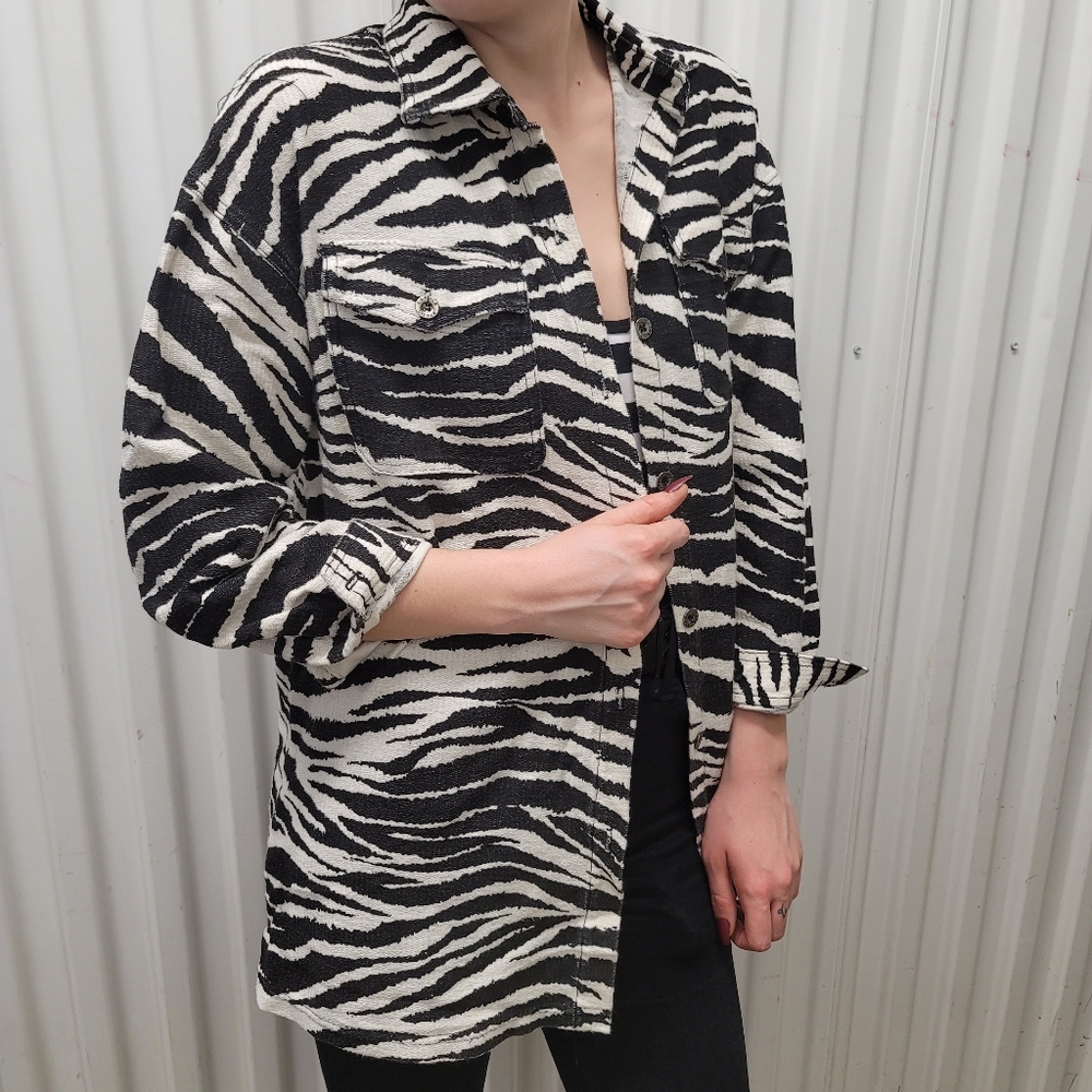 90's Zebra boyfriend top - Picture 3 of 3